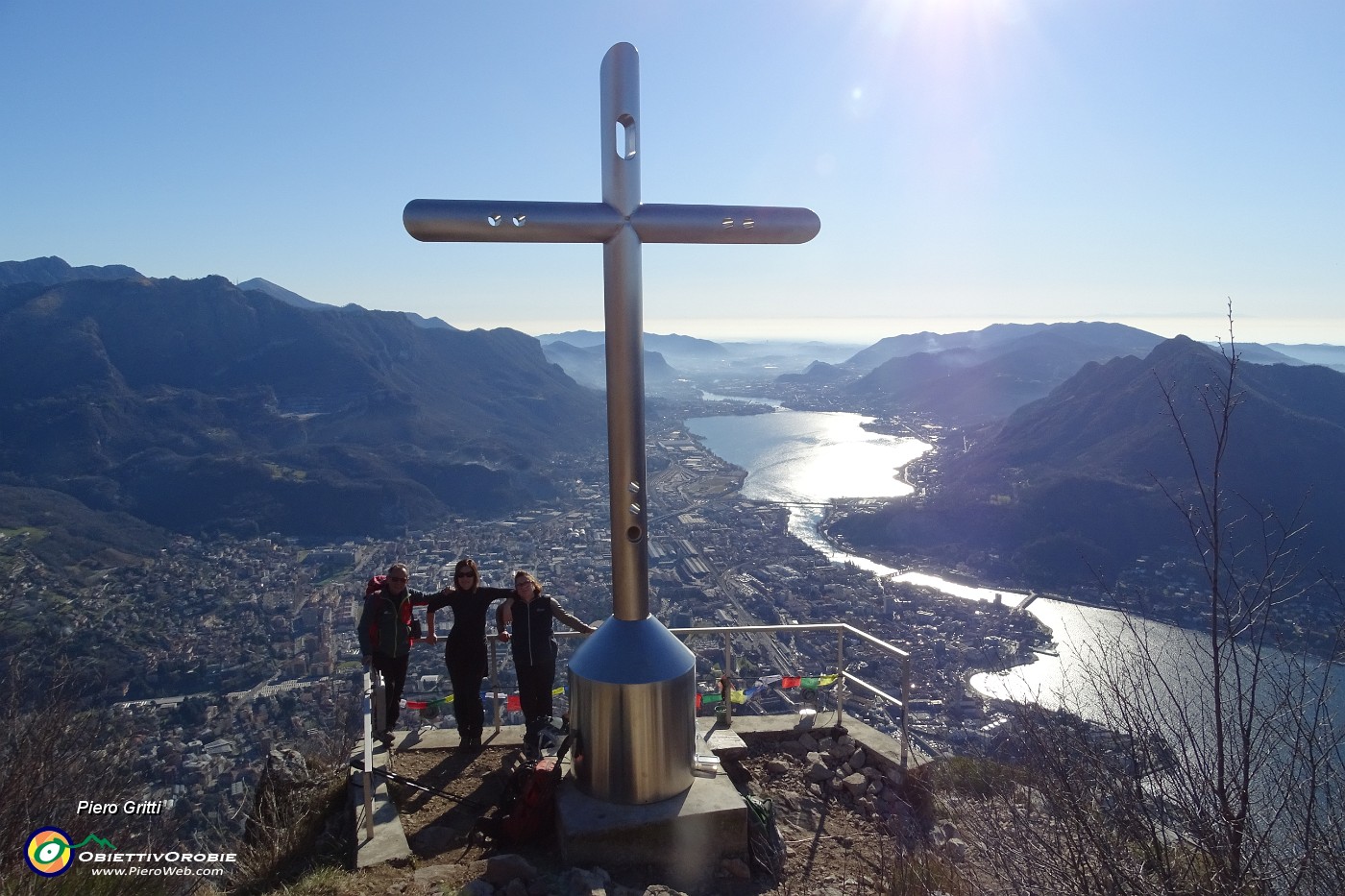 01 Al Crocione del S. Martino (1025 m) con splendida vista panoramica su Lecco, i suoi laghi, i suoi monti .JPG